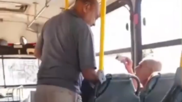 Bajó a la fuerza a un abuelo del micro: Exigen identificar al chofer y que intervenga la Fiscalía
