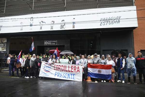 Aplazo masivo en concurso: disconformes con el MEC, docentes preparan nueva protesta - Nacionales - ABC Color