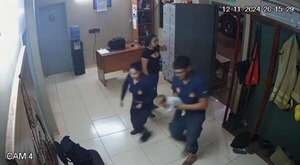 Bombero salva la vida a un bebé de un mes que se asfixiaba - ABC en el Este - ABC Color