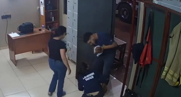 Bombero héroe salva la vida de un bebé que se atragantó