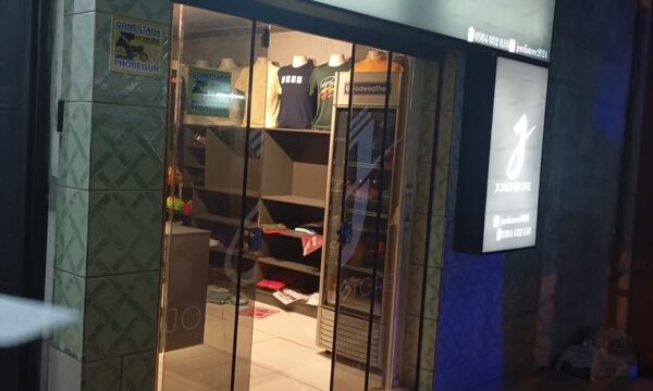 Delincuentes llevan ropa de marcas reconocidas de una boutique