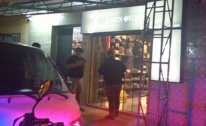 Rompen blindex y entran a hurtan ropas de una tienda