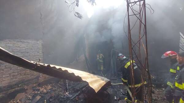 Incendio consumió un taller en barrio Obrero - Nacionales - ABC Color