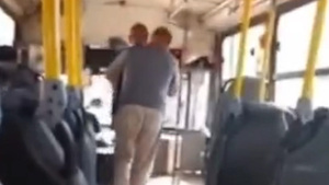 Chofer agarra a empujones a abuelito en bus