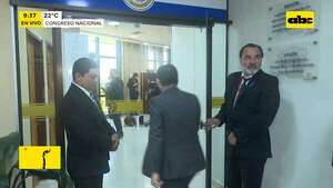 “Eficiencia total” en el Senado: Dos funcionarios para abrir una sola puerta desatan burla de la ciudadanía - Política - ABC Color