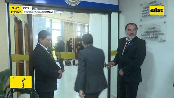 “Eficiencia total” en el Senado: Dos funcionarios para abrir una sola puerta desatan burla de la ciudadanía - Política - ABC Color