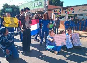 Estudiantes de un colegio en Luque protestan por falta de profesores - Nacionales - ABC Color