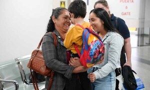 Gobierno realiza primera reunificación familiar internacional – Prensa 5
