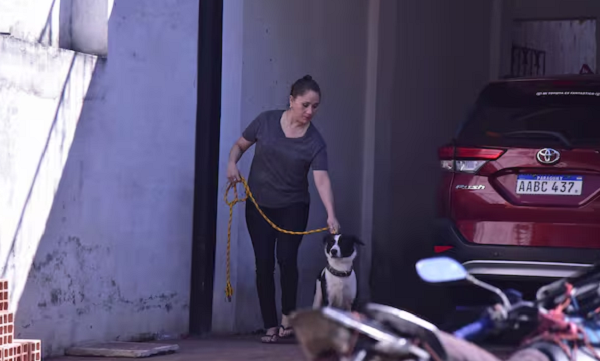 Hermana de senadora Yamy Nal llega, marca y se va de vuelta a su casa - Noticiero Paraguay