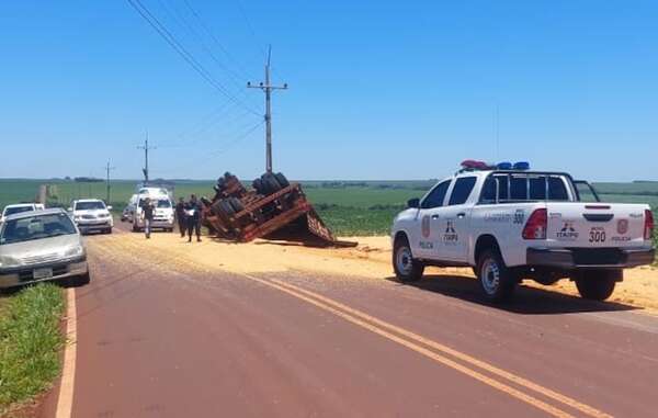 Camión cargado con maíz volcó en una curva y su conductor sufrió lesiones - ABC en el Este - ABC Color