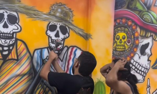 (VIDEO)Influencer mexicano rajado por mural “satánico” tiene nuevo local y anuncia donación a hogar de niños