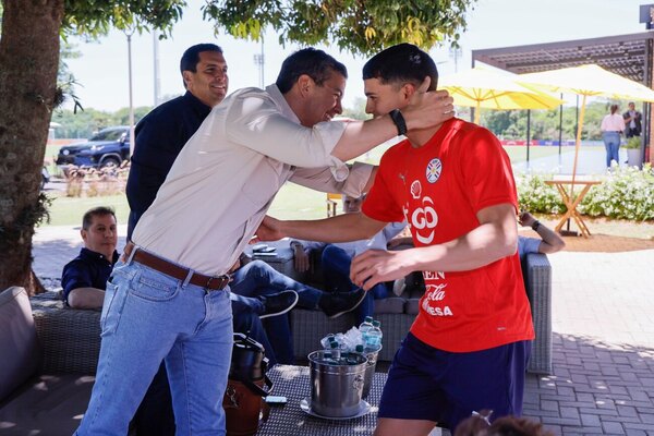 Versus / Ya se volvió una cábala: Santiago Peña compartió con el plantel de la Albirroja