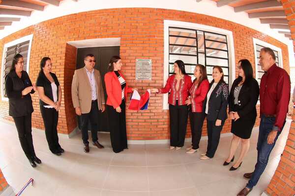 Gobernadora de Paraguarí inauguró obras en Ybytymí