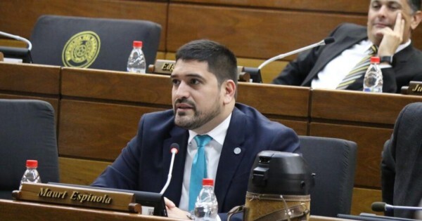 La Fiscalía avanza en la investigación contra Espínola y pide acceder a su cuenta de Twitter