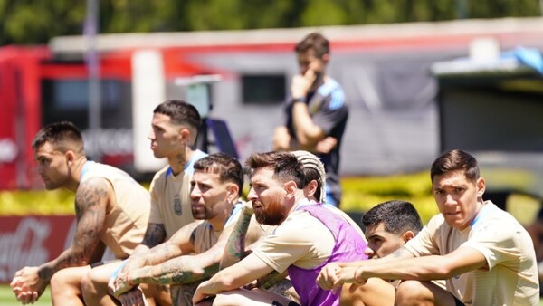 Las dudas de Scaloni para medir a la Albirroja en el Defensores del Chaco