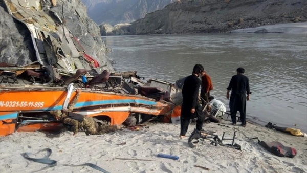 Pakistán: 27 muertos en caída de autobús durante boda