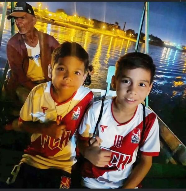 Cruzan el río Paraguay en busca de sus sueños