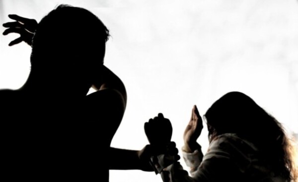 Adolescente que golpeó a su pareja embarazada sigue prófugo
