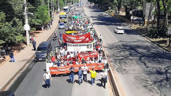 Continúa manifestación en la UNA para pedir reasignación presupuestaria - Nacionales - ABC Color