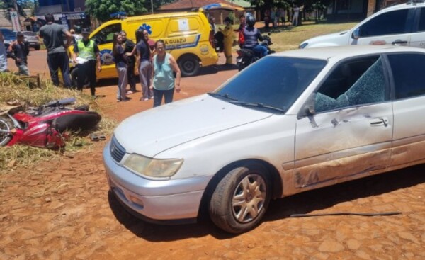 Choque entre auto y moto en Minga Guazú deja dos heridos