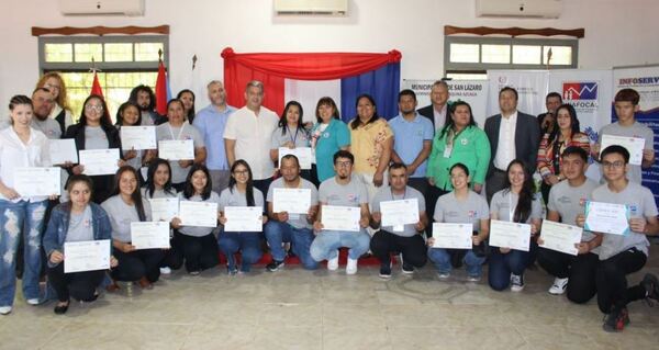 Pobladores de San Lázaro y Horqueta reciben certificados de promotor turístico local y fontanero con herramientas de trabajo