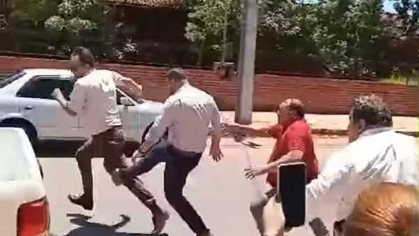 Escrachan y acusan al intendente de Ñemby por abuso sexual en niños.