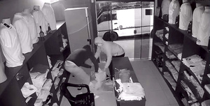 Mientras policías custodian surtidor delincuentes vacían tienda de ropas - La Clave