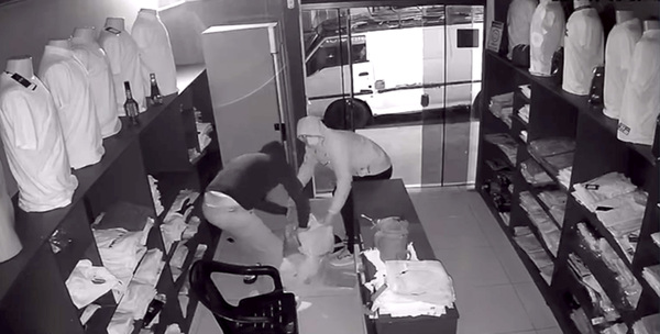 Mientras policías custodian surtidor delincuentes vacían tienda de ropas - La Clave