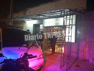 Delincuentes rompieron la puerta de blindex y robaron varias prendas de vestir de una tienda – Diario TNPRESS