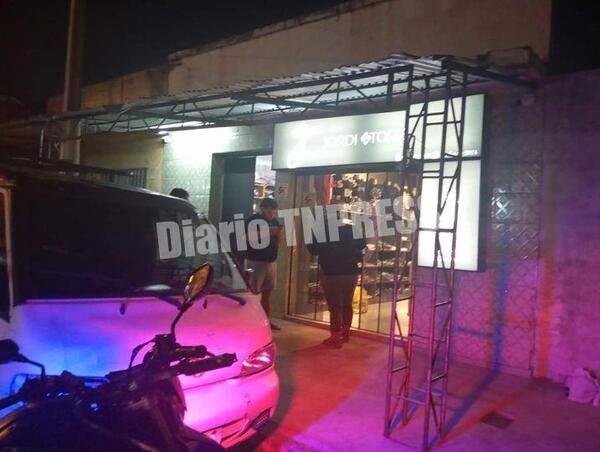 Delincuentes rompieron la puerta de blindex y robaron varias prendas de vestir de una tienda – Diario TNPRESS