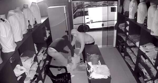 Diario HOY | Delincuentes vacían tienda de ropas en cuestión de minutos