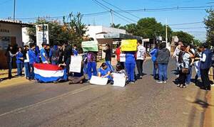 Estudiantes cierran calle y exigen docentes al MEC •