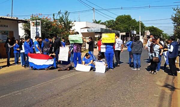 Estudiantes cierran calle y exigen docentes al MEC •