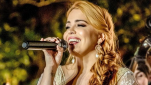 Meli Hicks, hija de un exmundialista, cantará el himno nacional en el partido de la Albirroja