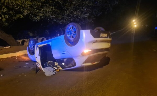 Conductor borracho volcó su automóvil