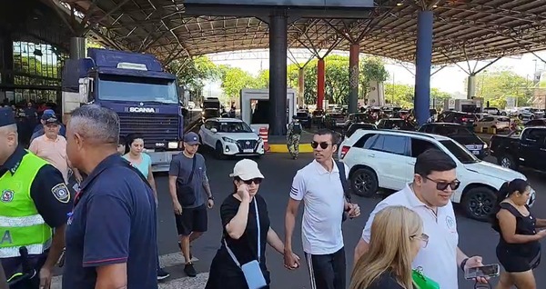 Masiva afluencia de turistas en el primer día del Black Friday en Ciudad del Este - ADN Digital