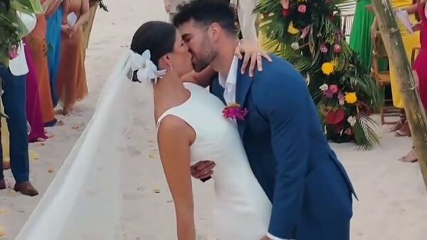 [VIDEO] ¡Qué vivan los novios! Renato Prono y Alba Riquelme ya son marido y mujer