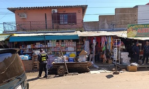 Intervención para despejar veredas y calzadas en el Mercado 1 de Coronel Oviedo - OviedoPress