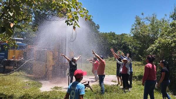 Caapucú: 70 familias celebran el acceso al agua potable en la compañía Yeré - Nacionales - ABC Color