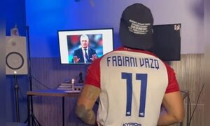 (VIDEO) ¡Cantante prendió vela a Alfaro para pedir que gane la Albirroja!