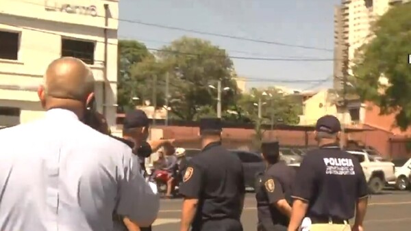 Tras denuncias, Policía libera una esquina ocupada por limpiavidrios en Asunción