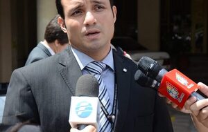 Denuncian al fiscal Aldo Cantero por violencia y abandono de su hijo