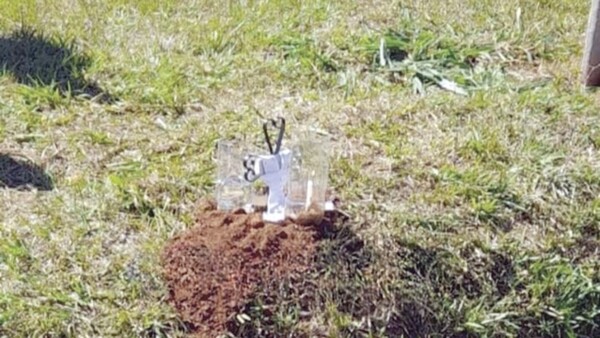 Doña no quiere que la cruz de un fallecido esté frente a su vivienda