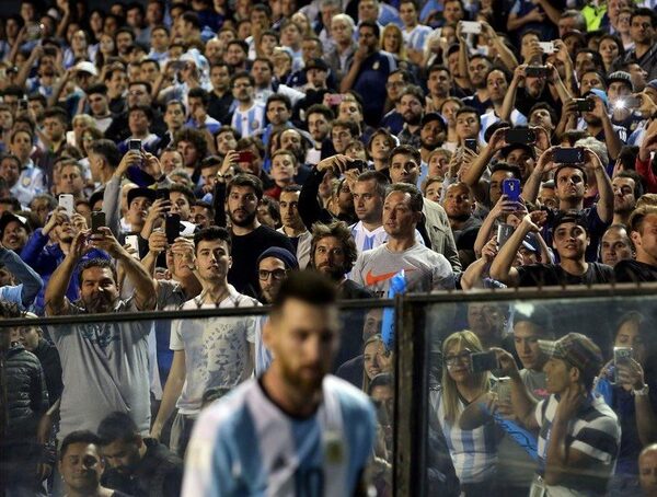 Migraciones anticipa gran afluencia de argentinos a horas del partido ante Paraguay · Radio Monumental 1080 AM