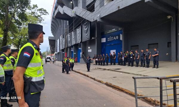 Hay varios anillos de seguridad antes de ingresar al estadio del Defensores