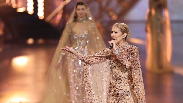 Celine Dion reaparece en exclusivo desfile en Arabia Saudita