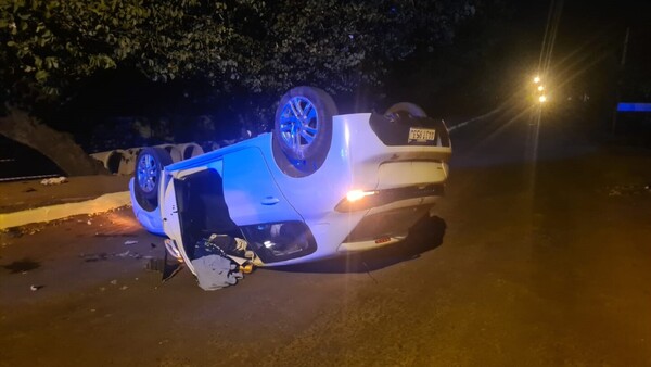 Conductor vuelca en pleno centro de Ciudad del Este
