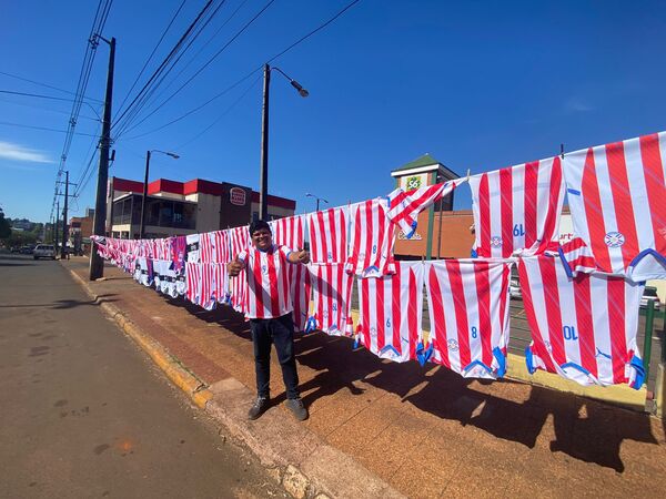 Encarnación: Repunta ventas de camisetas de la Albirroja en las calles