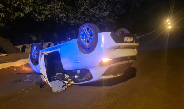 Conductor protagoniza vuelco en pleno centro de Ciudad del Este
