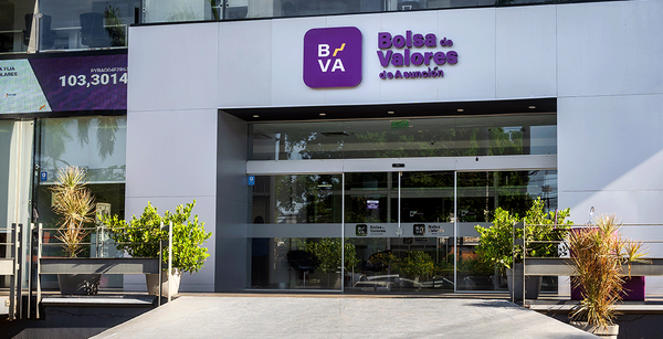 Mercado burs谩til vuela alto y consolida su crecimiento